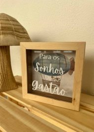 Mealheiro personalizado em madeira com frase Para os sonhos do Gastão