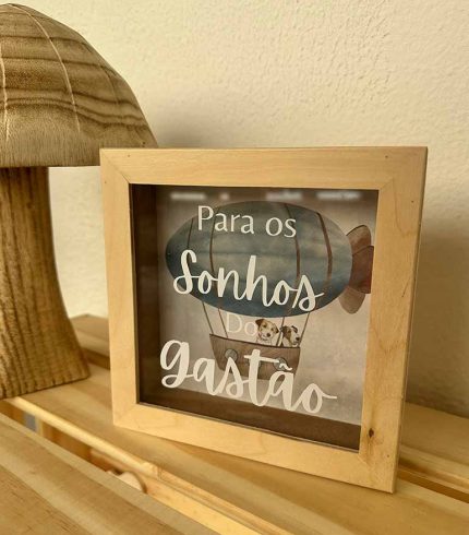 Mealheiro personalizado em madeira com frase Para os sonhos do Gastão