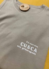 T-shirt personalizada cinzenta com frase divertida Eu não sou Cusca sou preocupada